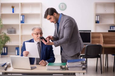 İş yerinde çalışan iki meslektaş