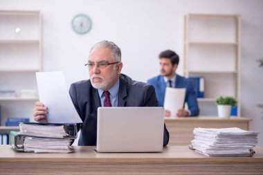 İş yerinde çalışan iki meslektaş