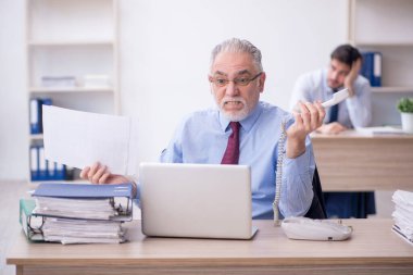 İş yerinde çalışan iki meslektaş