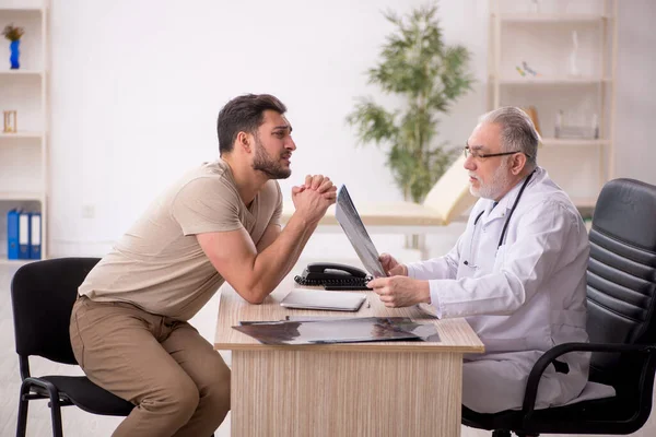 Young Patient Visiting Old Doctor Radiologist — Stock Photo, Image