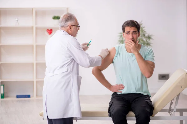 Jonge Patiënt Bezoekt Oude Mannelijke Arts Vaccinatieconcept — Stockfoto