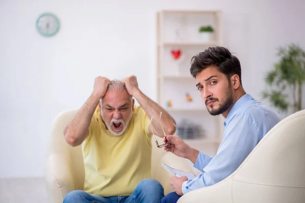 Old Man Visiting Young Psychotherapist — Stock Photo, Image