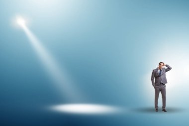 Spot ışığı altındaki iş adamları