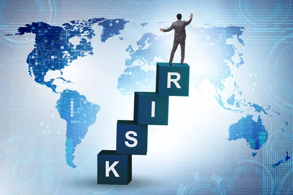 Концепція Управління Ризиками Бізнесменом Кубиках — стокове фото