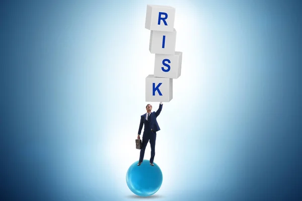 Risicobeheerconcept Met Balancerende Ondernemer — Stockfoto