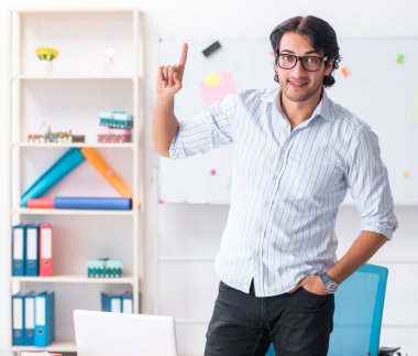 Ofiste çalışan yakışıklı erkek tasarımcı.