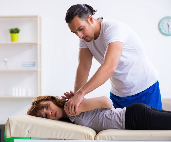 Молодая женщина, посещающая врача-физиотерапевта