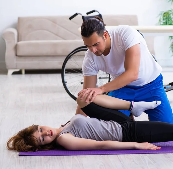 Der Männliche Physiotherapeut Macht Übungen Mit Verletzter Frau Boden — Stockfoto
