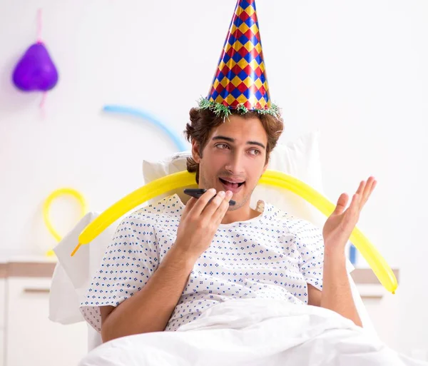 Den Unge Mannen Firar Sin Födelsedag Sjukhuset — Stockfoto