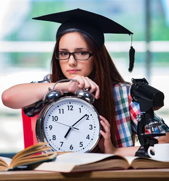Muchacha Que Prepara Para Los Exámenes Con Reloj Grande —  Fotos de Stock