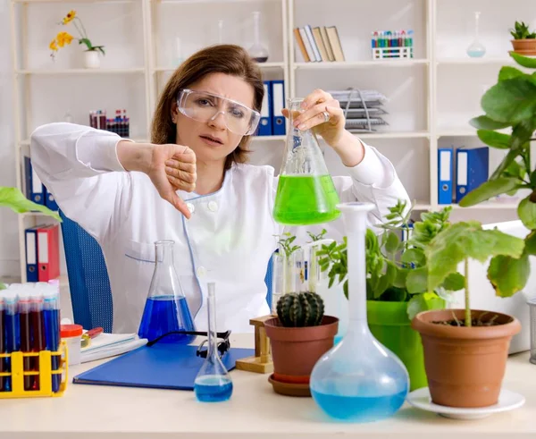 Velha Química Biotecnologia Que Trabalha Laboratório — Fotografia de Stock