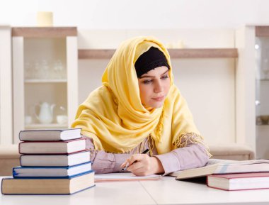 Sınavlara hazırlanan tesettürlü kız öğrenci.