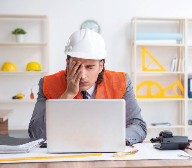 Ofiste çalışan genç erkek mimar.