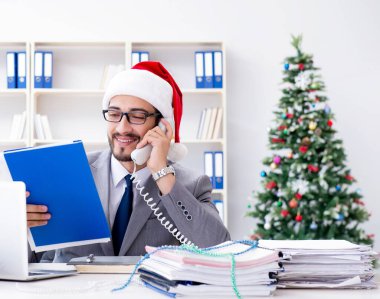 Genç işadamı Noel 'i ofiste kutluyor.