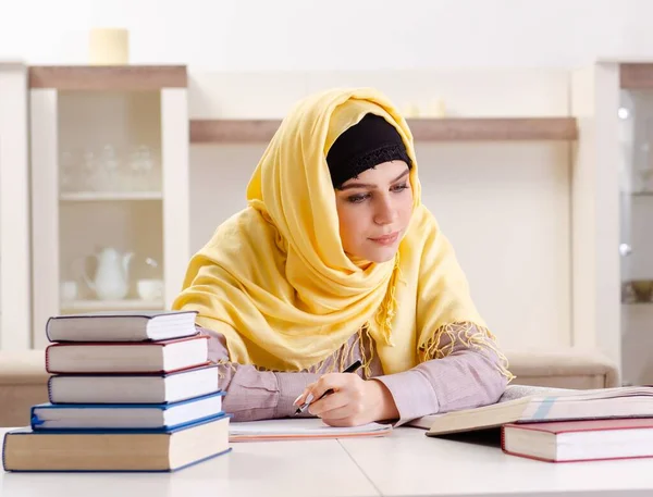Die Studentin Hidschab Bereitet Sich Auf Prüfungen Vor — Stockfoto