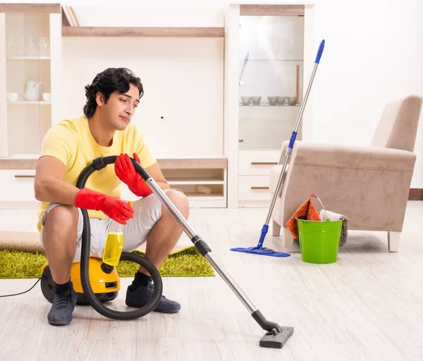 Mladý Pohledný Muž Dělá Domácí Práce — Stock fotografie