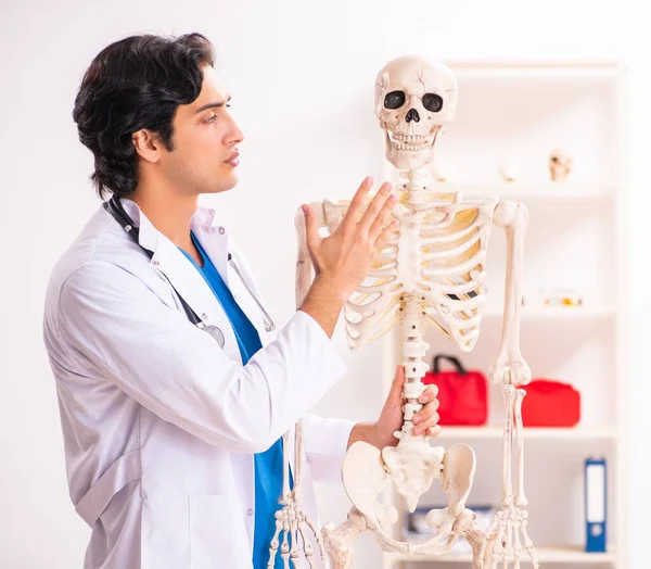 Joven Doctor Con Esqueleto — Foto de Stock