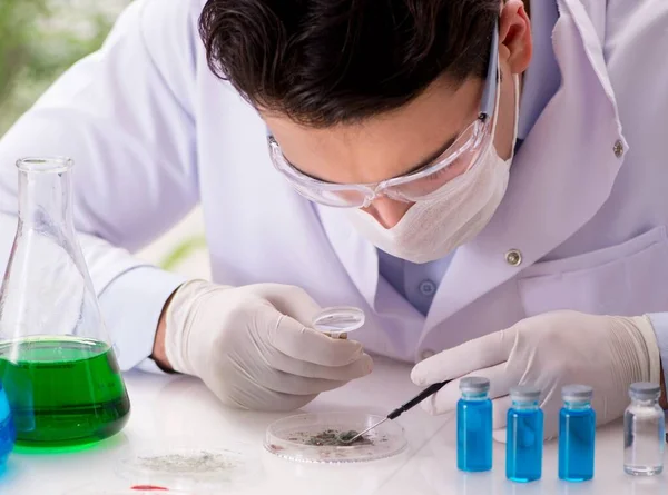 Médico Masculino Que Trabaja Laboratorio Con Vacuna Contra Virus — Foto de Stock