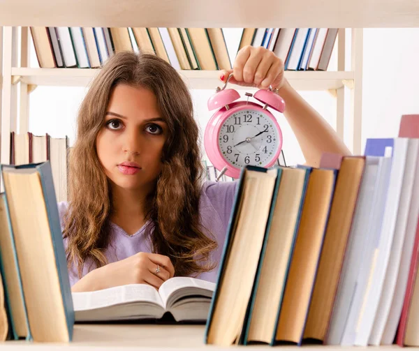 Die Junge Studentin Bereitet Sich Der Bibliothek Auf Prüfungen Vor — Stockfoto