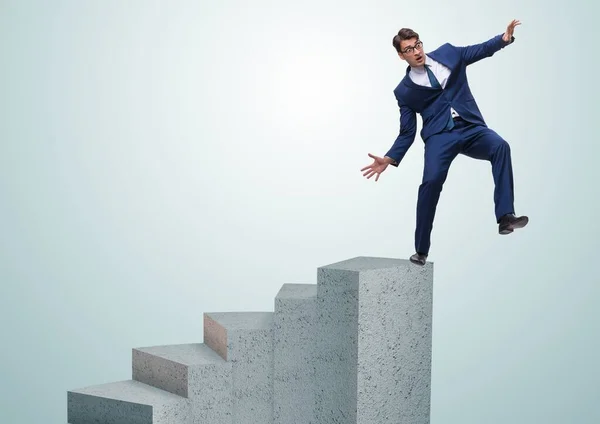失敗の概念で高いブロックから落ちているビジネスマン — ストック写真