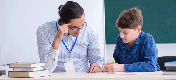 Der Junge Männliche Lehrer Und Der Junge Klassenzimmer — Stockfoto