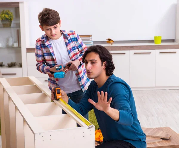 Jovem Carpinteiro Ensinando Seu Filho — Fotografia de Stock