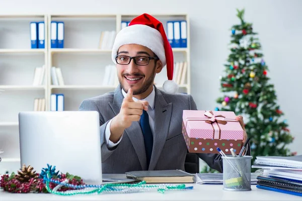 Mladý Podnikatel Slaví Vánoce Kanceláři — Stock fotografie