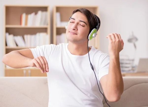 Hombre Escuchando Música Casa —  Fotos de Stock