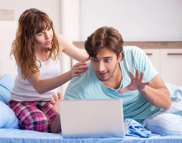 Yatak Odasında Dizüstü Bilgisayarı Olan Genç Çift — Stok fotoğraf
