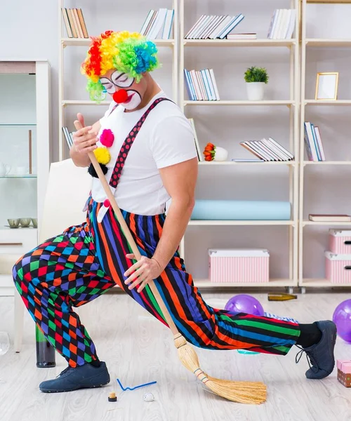 Grappige Clown Die Thuis Schoonmaakt — Stockfoto