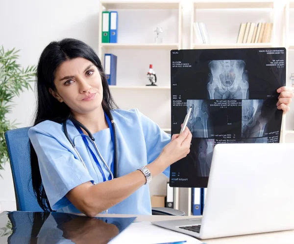 Female Doctor Radiologist Working Clinic — Stock Photo, Image