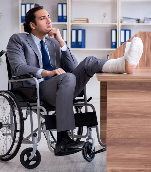 Mężczyzna Wózku Inwalidzkim Biurze — Zdjęcie stockowe