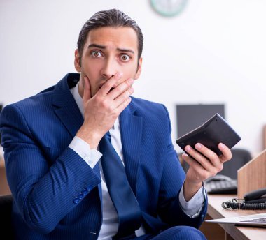 Ofiste çalışan yakışıklı genç işadamı.