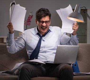 İşadamı evde geç saatlere kadar çalışıyor.