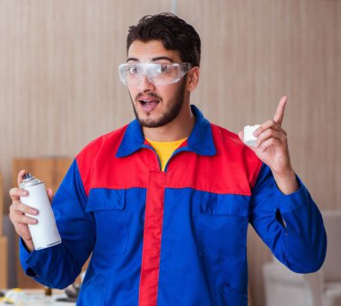 Tamirci, boyayla uğraşan marangoz.