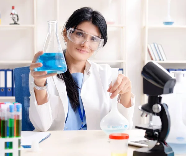 Vrouwelijke Chemicus Die Het Lab Werkt — Stockfoto