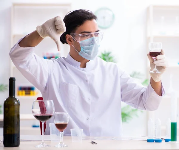 Chimiste Qui Examine Les Échantillons Vin Laboratoire — Photo