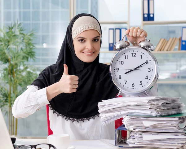 Mujer Musulmana Empleada Que Trabaja Oficina — Foto de Stock