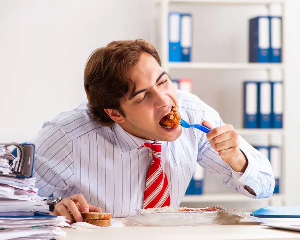 Hombre Comiendo Trabajo Durante Descanso — Foto de Stock
