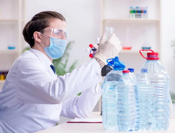 Νεαρός Χημικός Πειραματίζεται Στο Εργαστήριο — Φωτογραφία Αρχείου