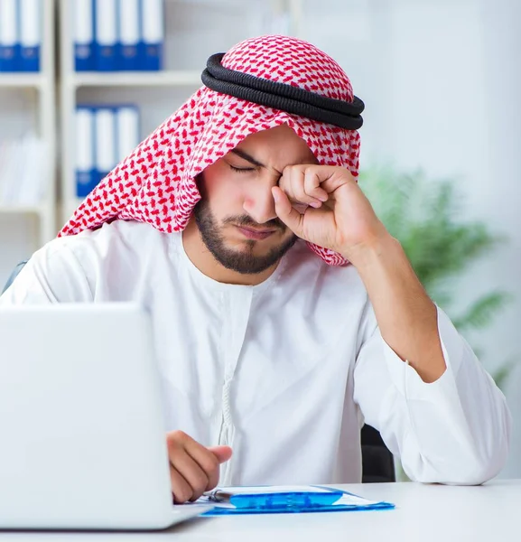 Empresario Árabe Trabajando Oficina Haciendo Papeleo Con Montón Papeles —  Fotos de Stock