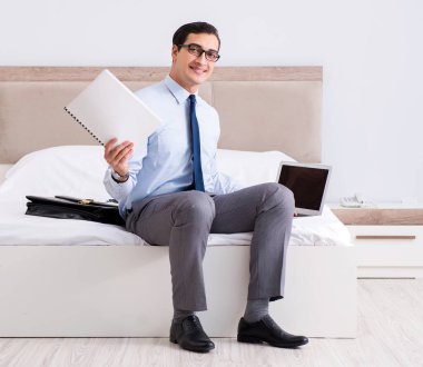 Otel odasında çalışan işadamı.