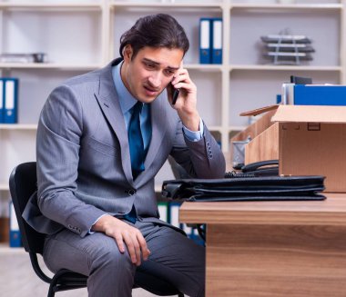 Genç erkek çalışan işinden kovuldu.