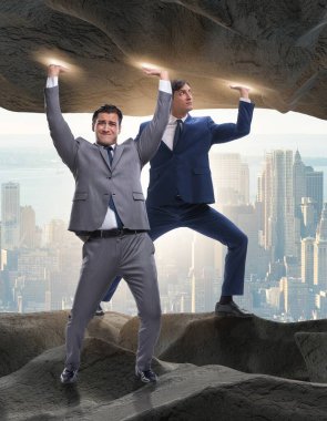 Baskı altında taşı destekleyen işadamı