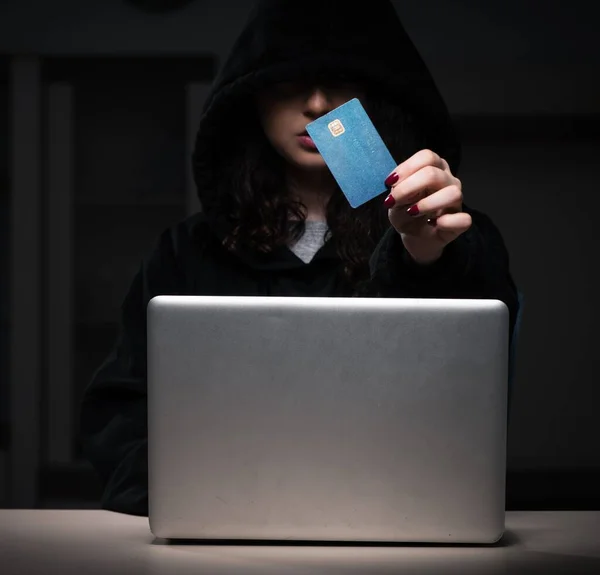 Vrouwelijke Hacker Hackt Beveiliging Firewall Laat Het Kantoor — Stockfoto