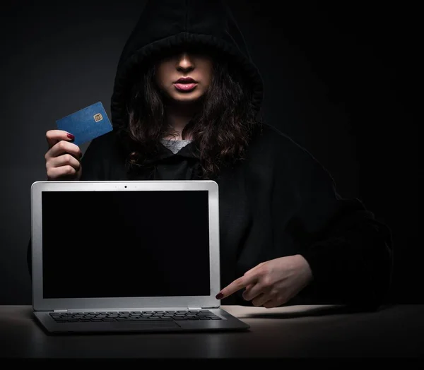 Vrouwelijke Hacker Hackt Beveiliging Firewall Laat Het Kantoor — Stockfoto
