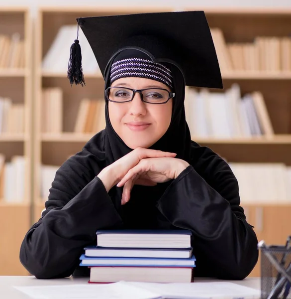 Das Muslimische Mädchen Hidschab Studiert Prüfungsvorbereitungen — Stockfoto