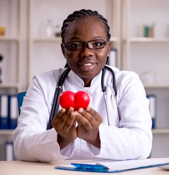 Doctora Negra Que Trabaja Clínica —  Fotos de Stock