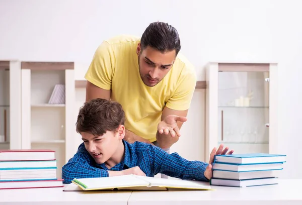 Fadern Hjälper Sin Son Att Förbereda Sig För Skolan — Stockfoto
