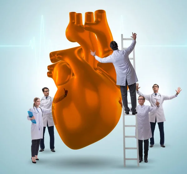 Εξέταση Της Καρδιάς Από Μια Ομάδα Γιατρών — Φωτογραφία Αρχείου